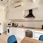 Un Balcon, Au Coeur Du Village
